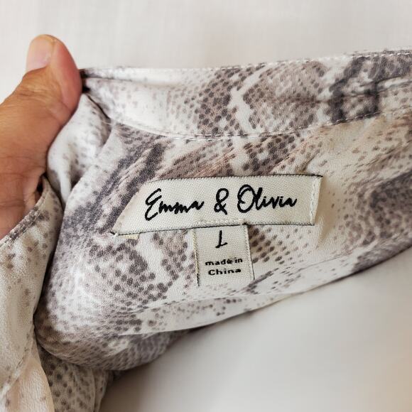 Emma & Olivia Cream/Gray Snakeprint Split Neck Top, L - Picture 6 of 7